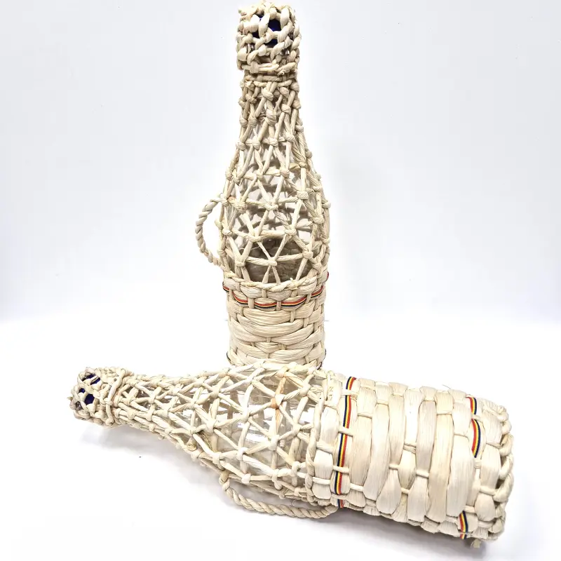 Sticla cu impletitura realizata din rachita